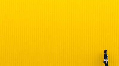 实时赛事分析界面展示足球比赛数据仪表盘和走势图